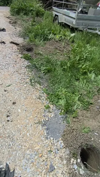 A kifúrt gödrök sora a murvás sávban.