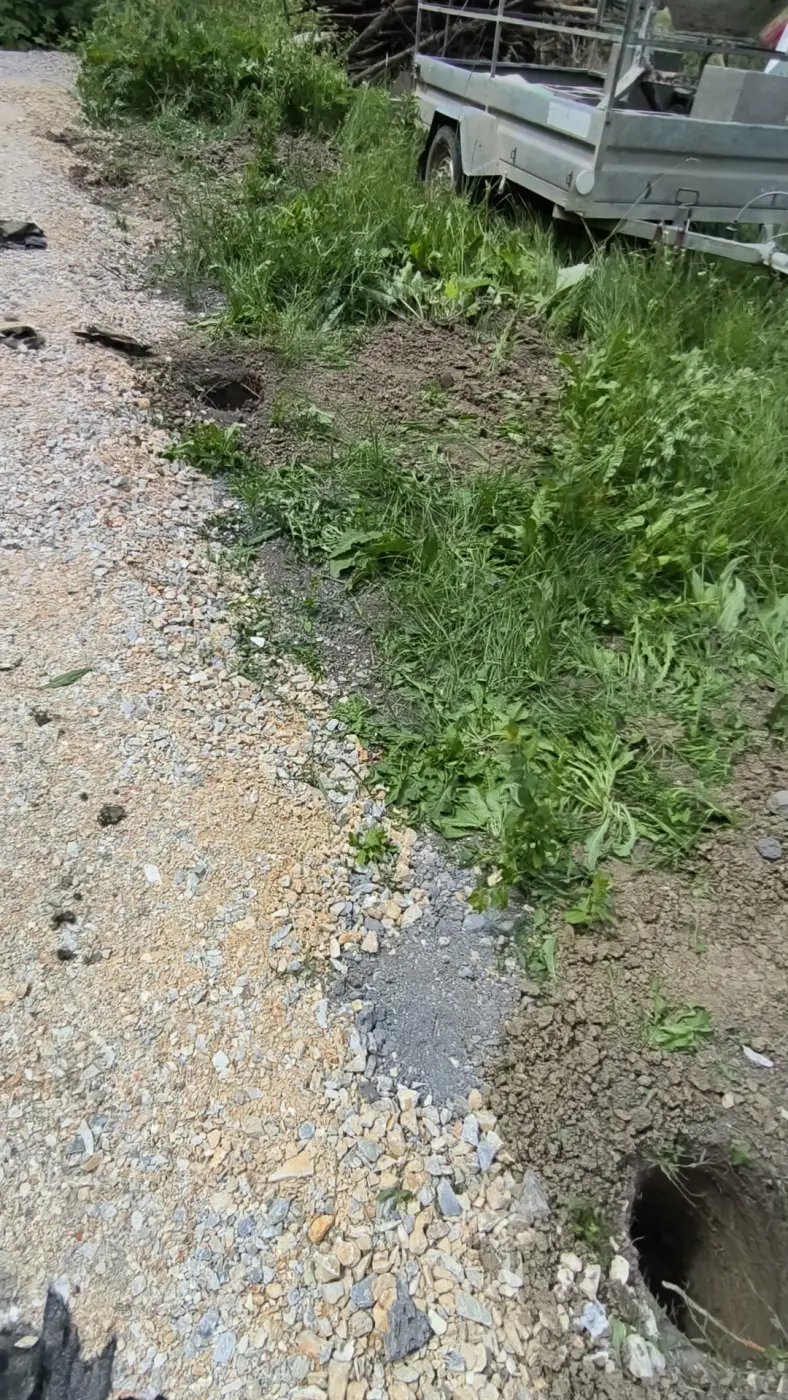 A kifúrt gödrök sora a murvás sávban.