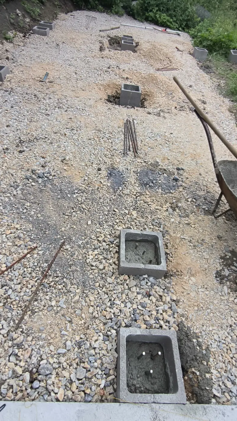 A zsalukő elemek beállítva, betonozásra készen.