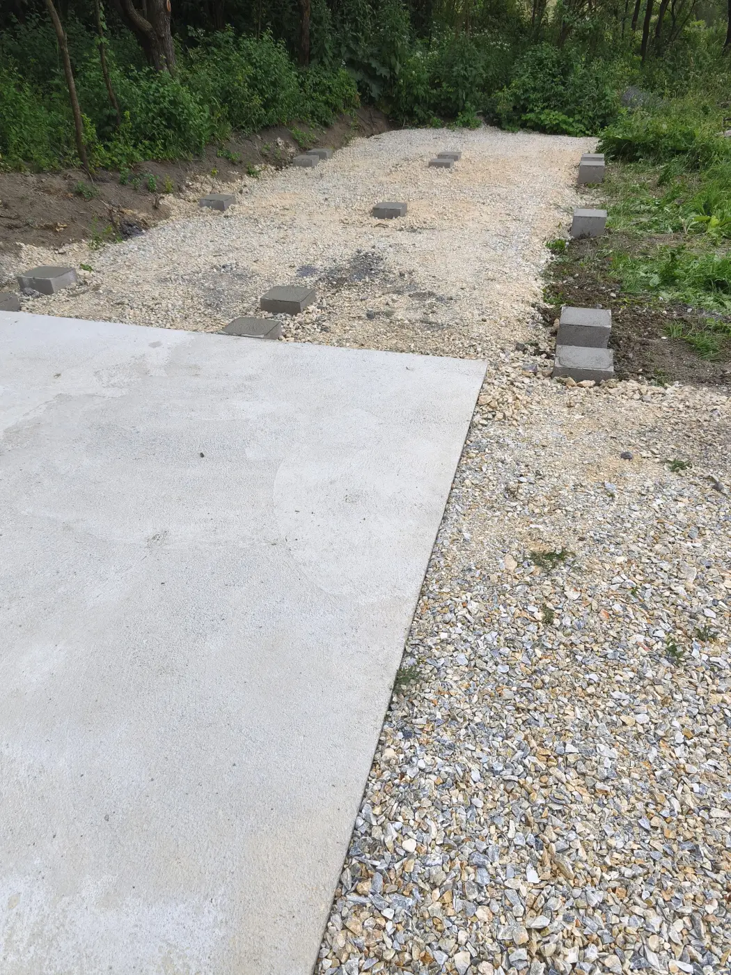 A betonozott pontalapok – a konténer fogadására készen.
