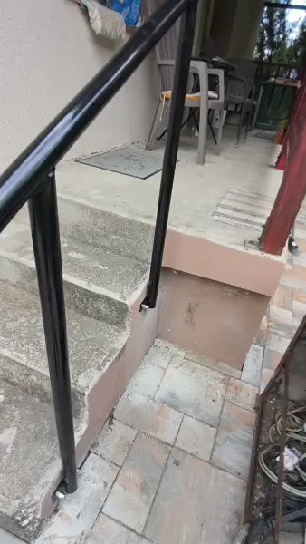 A hátsó lépcső korlátja a terasz felől.