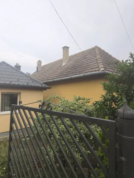 Tető megbontása és cserepelés
