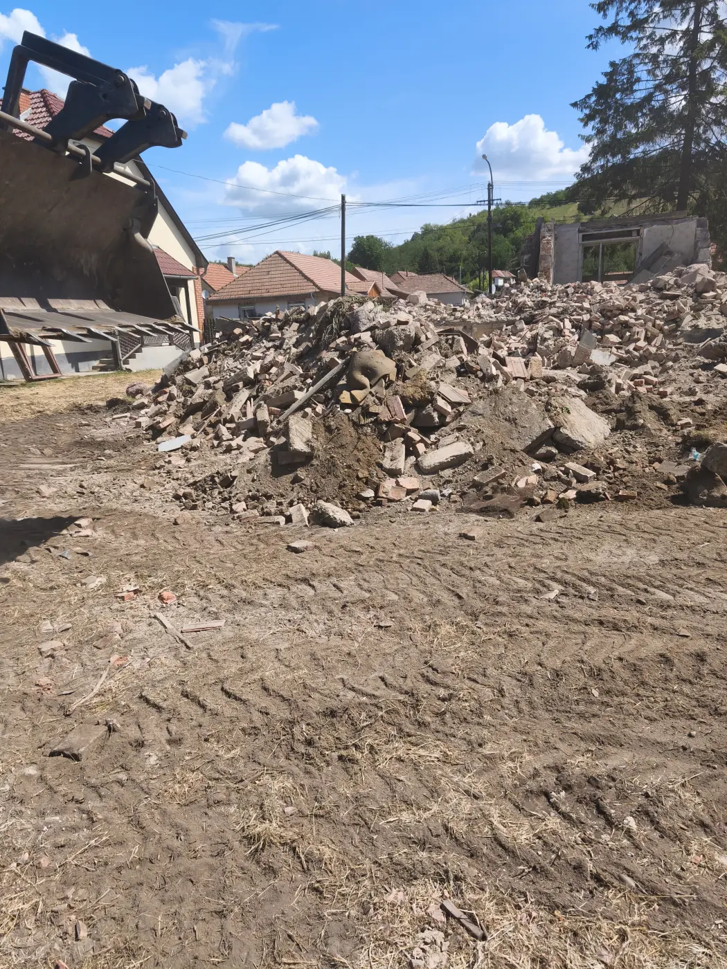 A rakodás közben keletkező por: száraz időben ez a bontott beton velejárója.