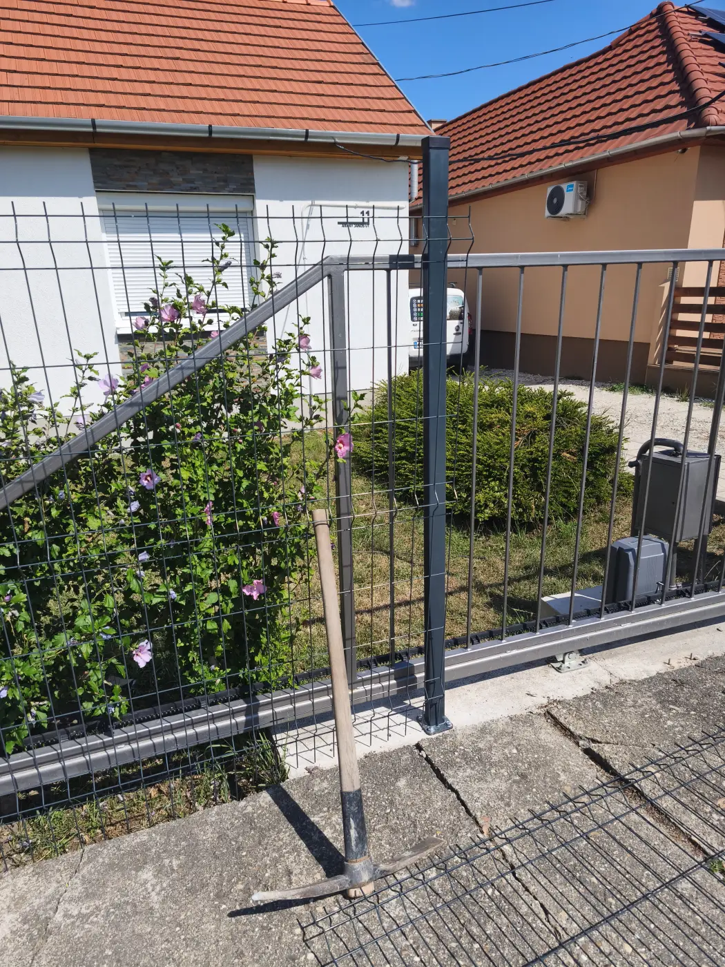 A beépített kapu és a csatlakozó táblás mezők.