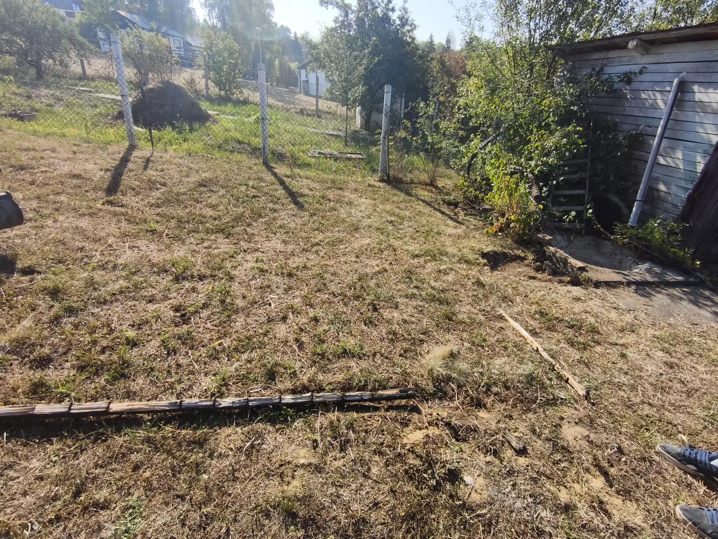 A terület a munka előtt, gyepes felszínnel.