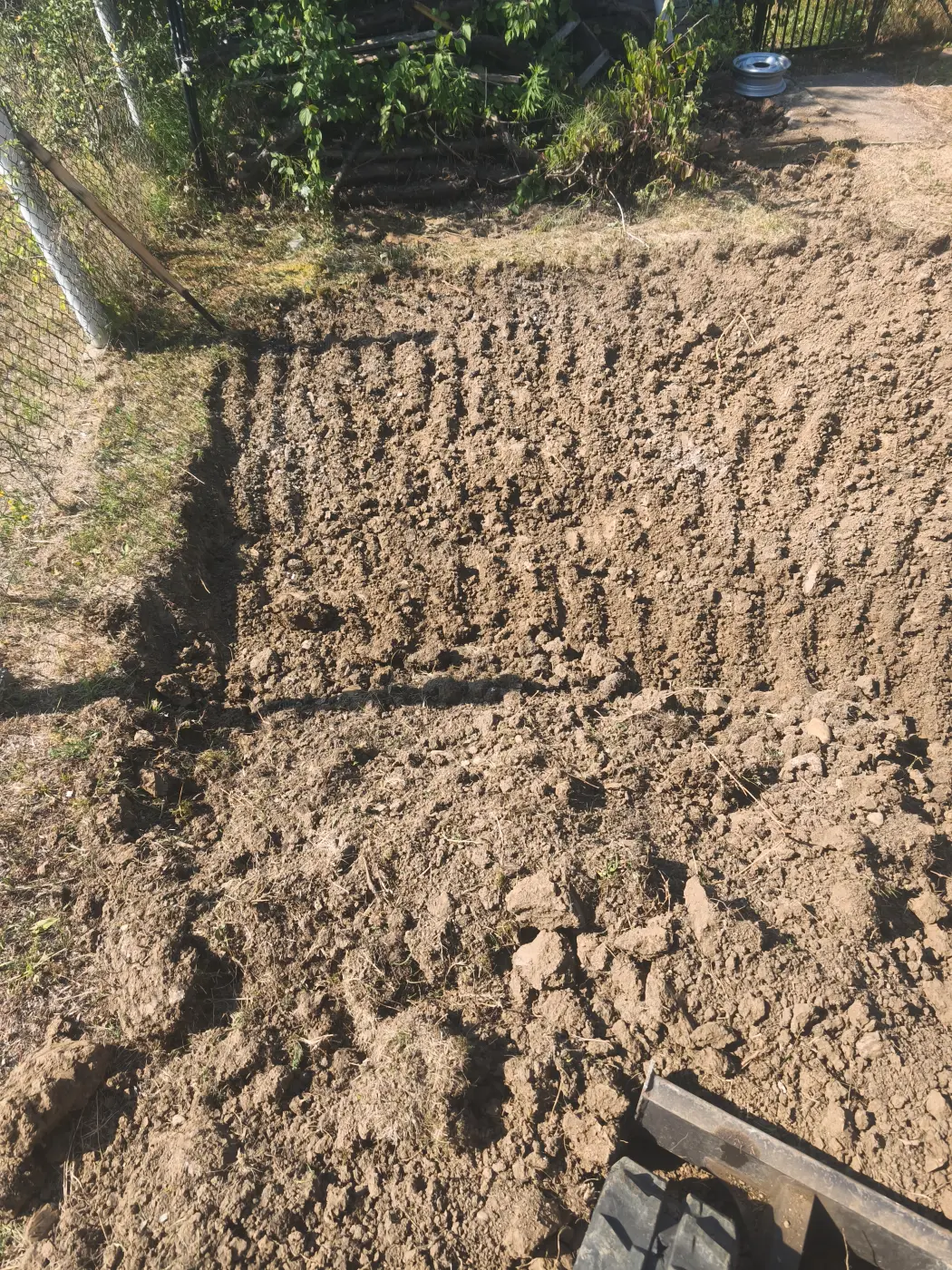 A humuszos felső réteg eltávolítva; alatta a teherbíró talaj.