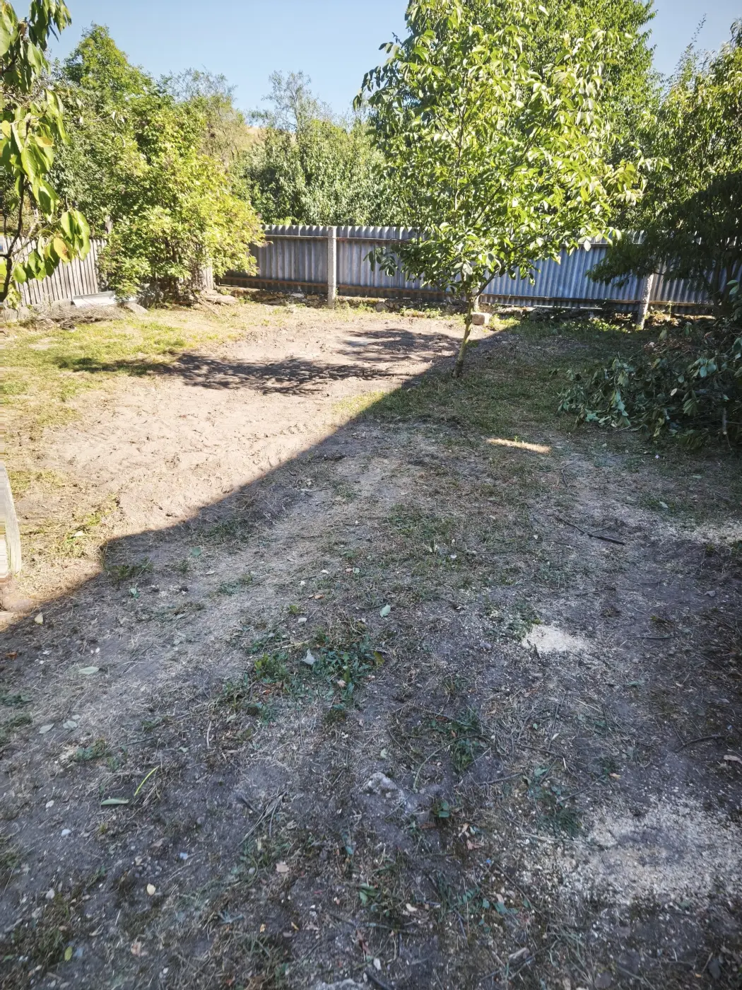 A letakarított, elegyengetett udvar a munka végén.
