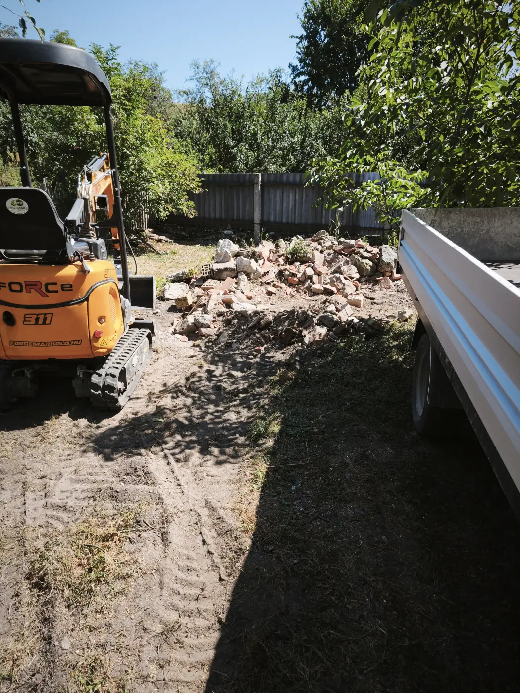 A teherautó megrakva; a bejáró szűk, ezért fordulónként kellett kiállni.