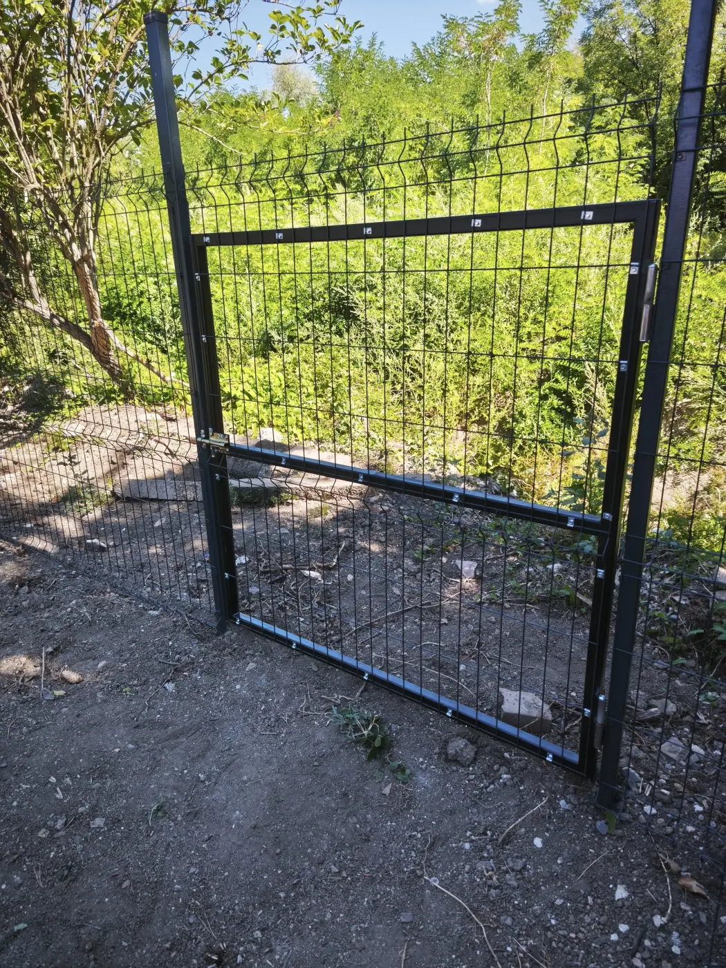 A beépített kapu a kerítés vonalában.