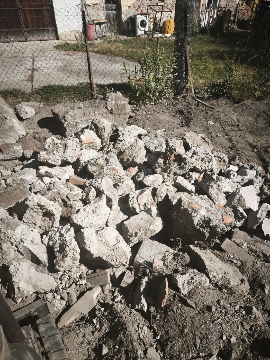 A felbontott beton darabjai – a vasalás a darabokat összetartja.