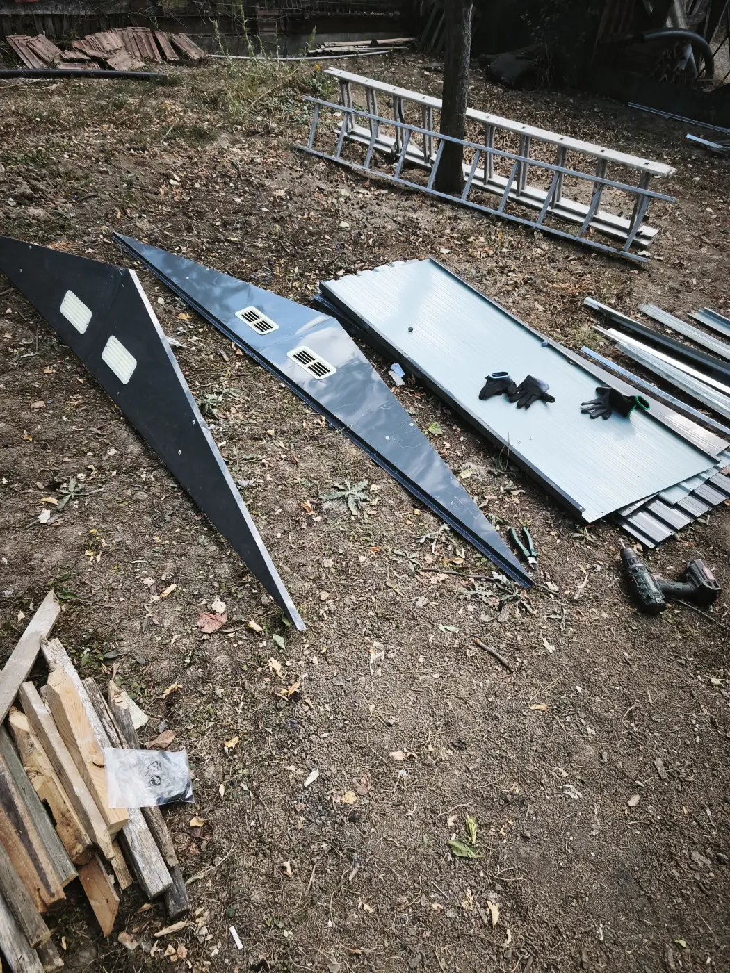 Az elemek kiválogatva, összeszerelés előtt.