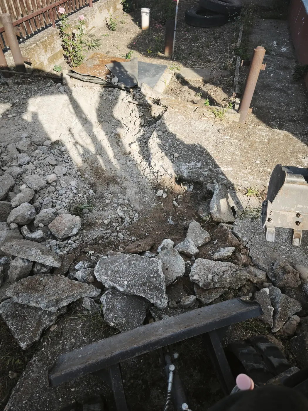 A felbontott betonlapok a nyomvonalon.