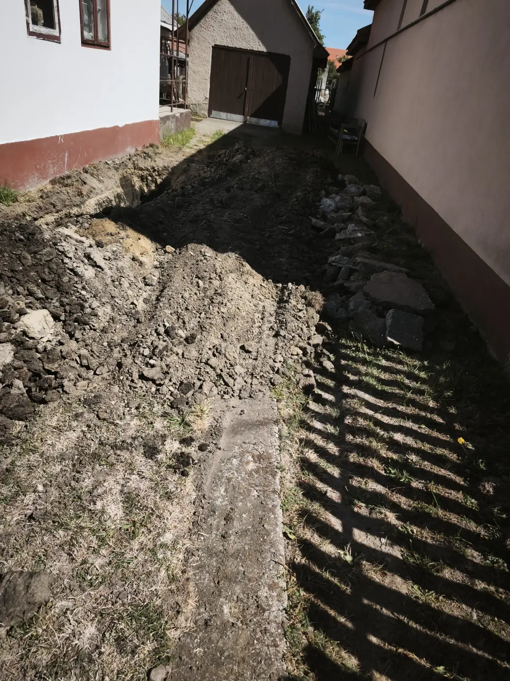 A munkagödör a bekötés fogadására előkészítve.